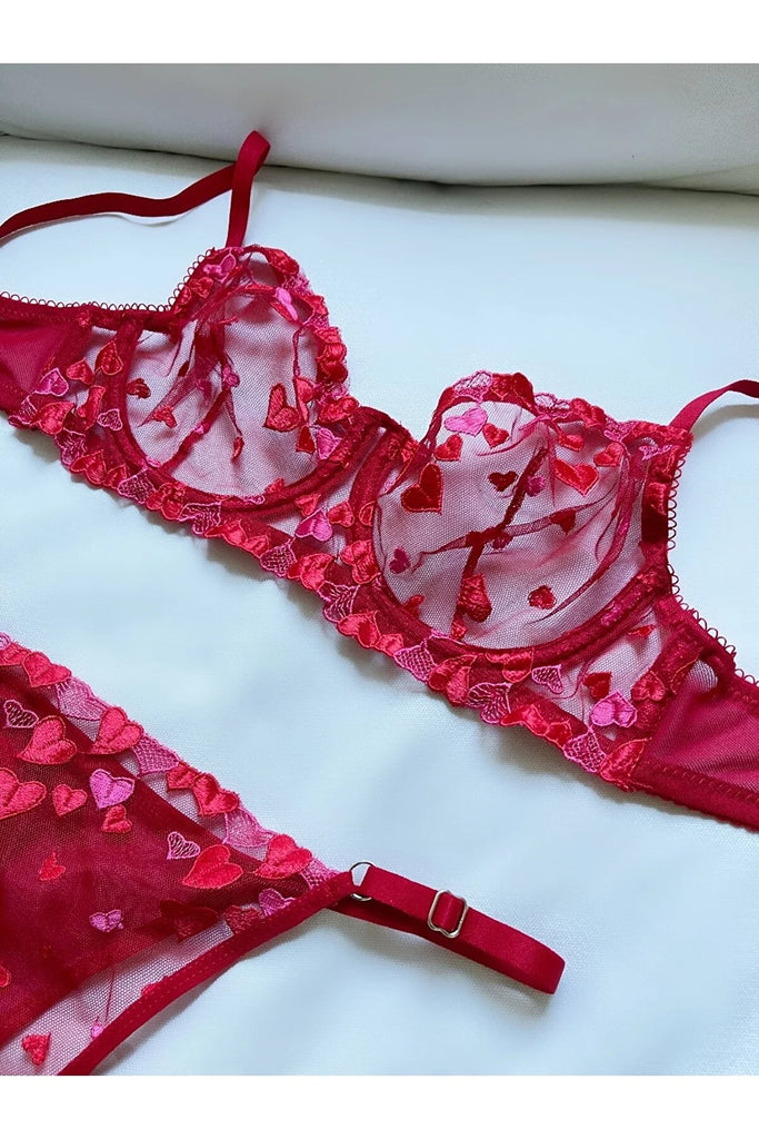 kırmızı iç giyim