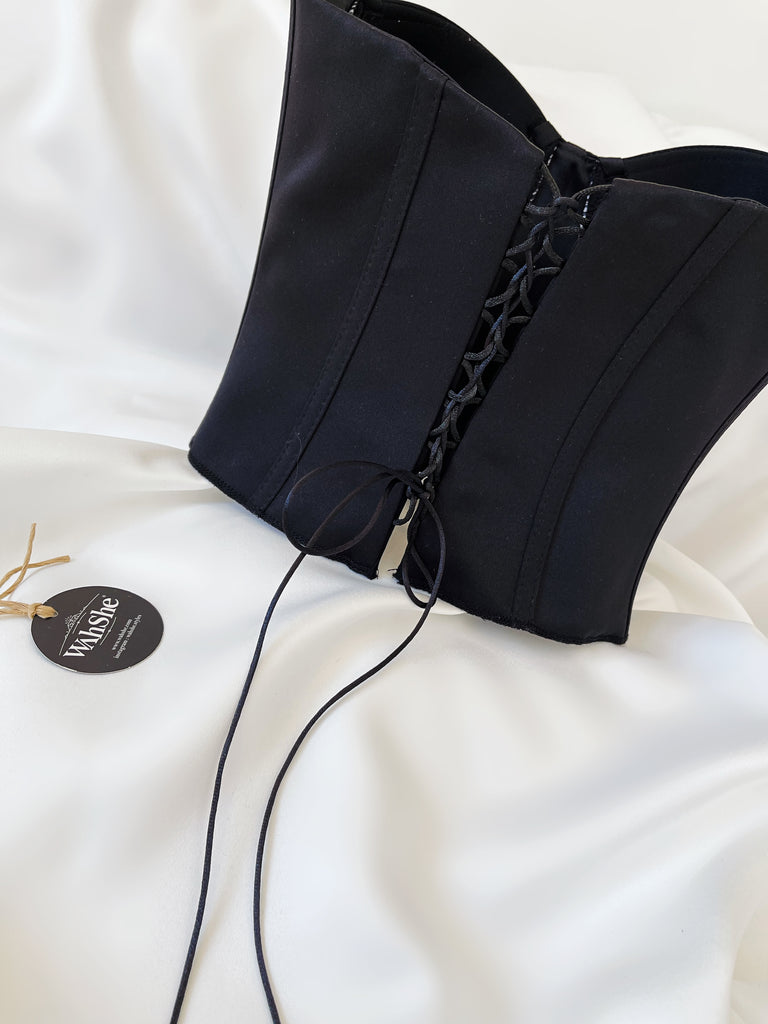 Siyah büstiyer korse