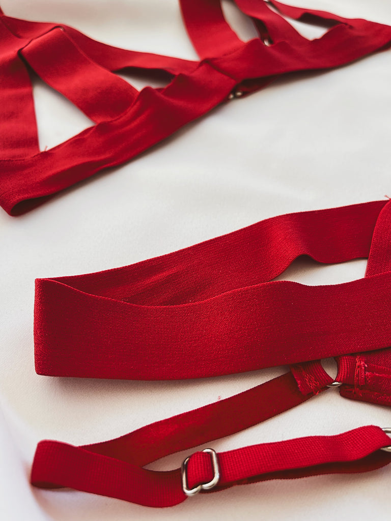 Kırmızı fantazi iç giyim çamaşırları